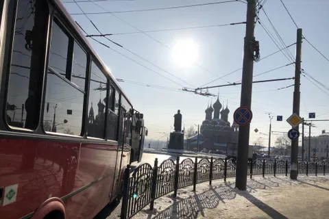 Туристический автобус и маршрутка столкнулись на Богоявленке: образовалась пробка