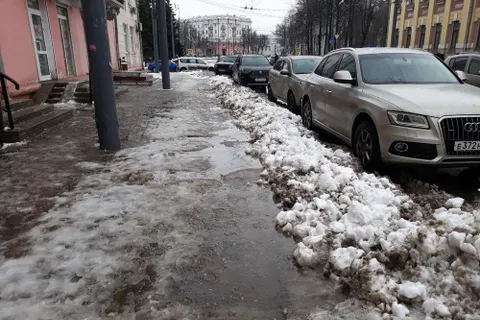 Тротуары в центре Ярославля утонули в снежной жиже