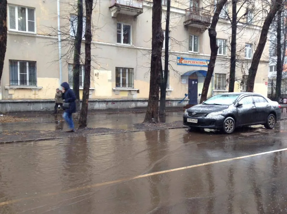 В Ярославле нашли самую большую лужу: она перед детским центром