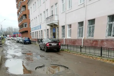 В Ярославле вуз купил гравий, а студенты и педагоги засыпали ямы   
