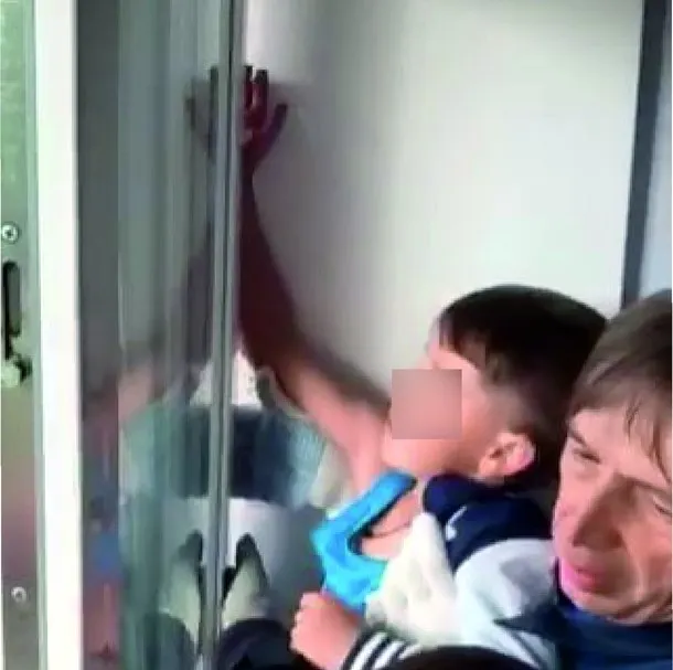 В Ярославле спасатели выручили ребенка из оконного плена