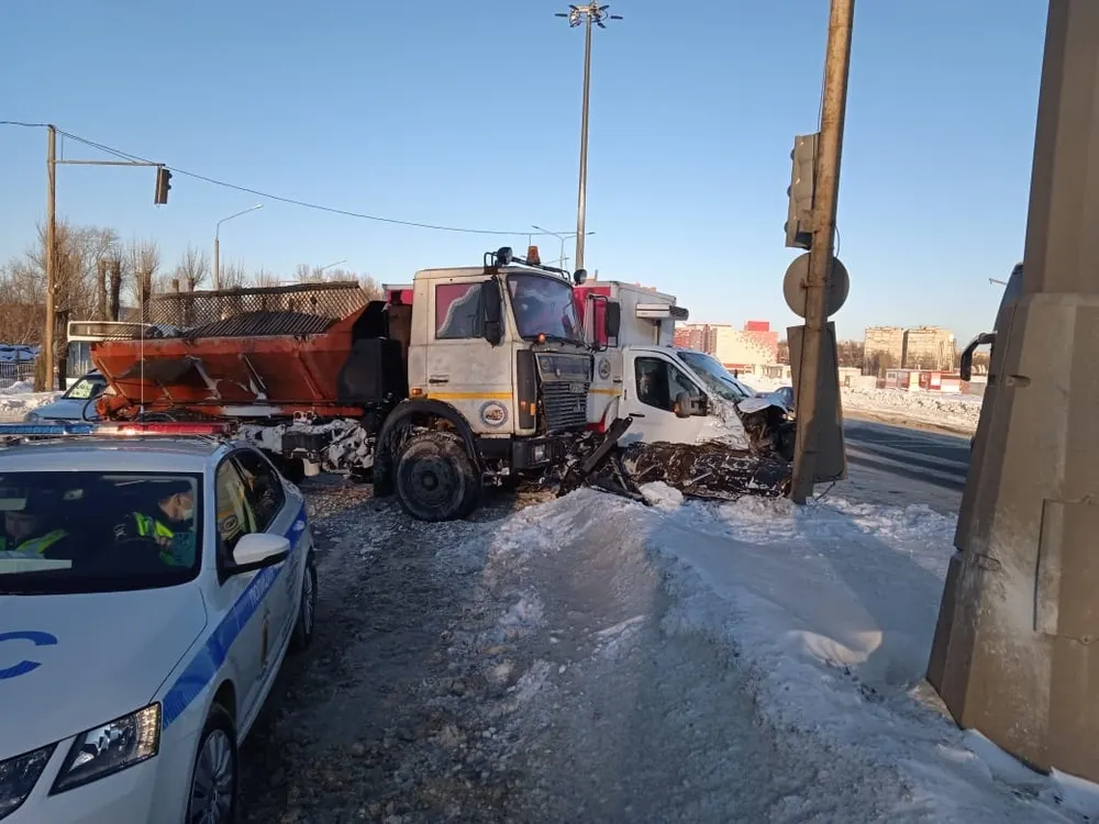В Ярославле ищут свидетелей ДТП с участием снегоуборочной техники
