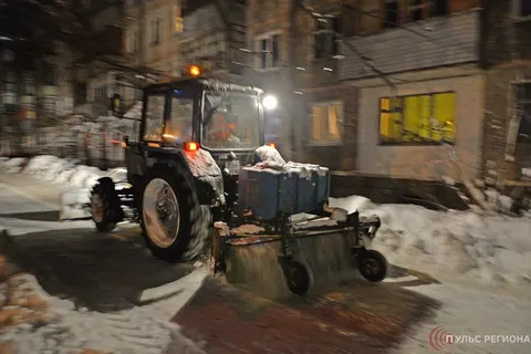 Ярославль чистят от снега ночью: убирайте свои машины!