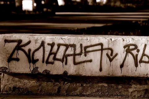 В Ярославле вандалы нарисовали свастику на мемориале 30-летию Победы