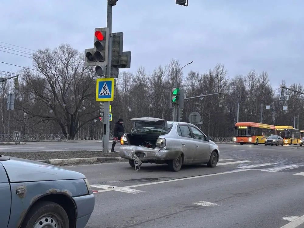 В Ярославле на Московском проспекте столкнулись две легковушки