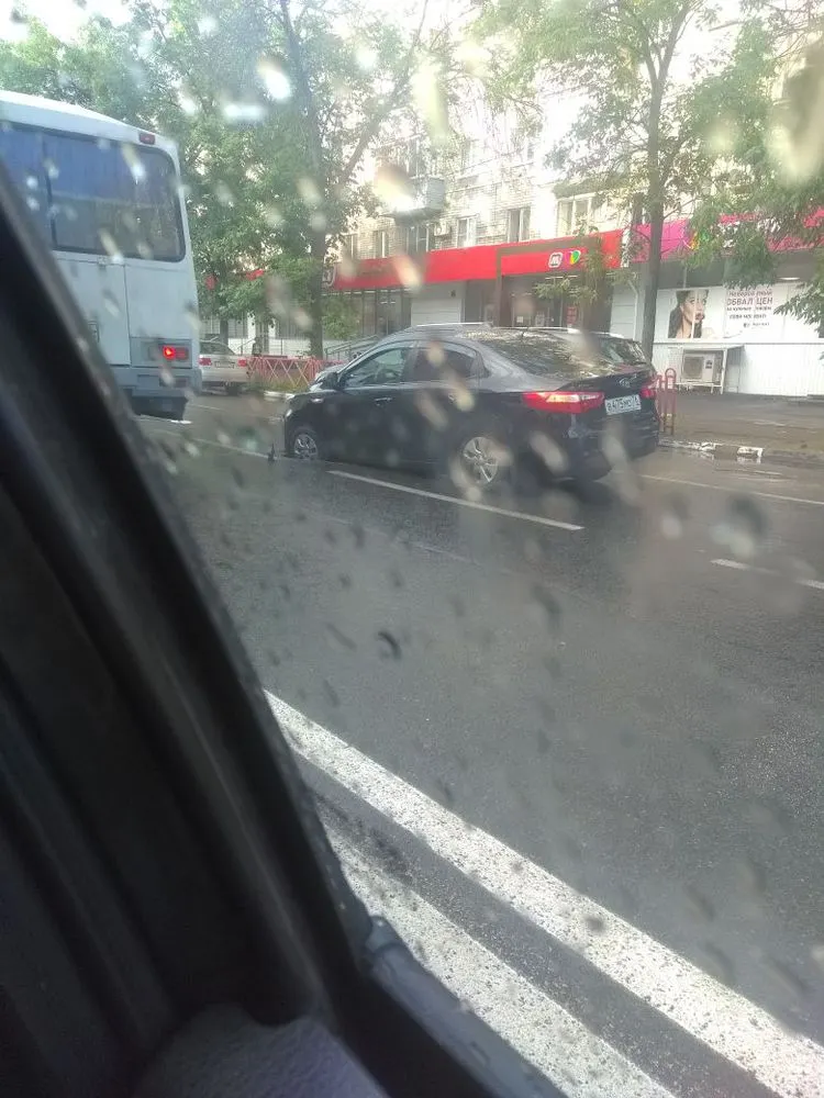 В центре Ярославля иномарка колесом провалилась под асфальт