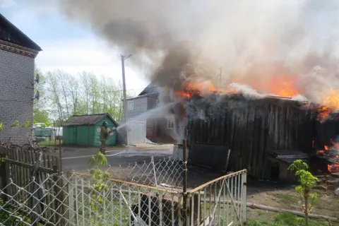 В Пошехонье сгорели пять хозяйственных построек