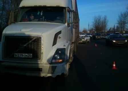 В Ярославле Волга врезалась в фуру - погиб один человек