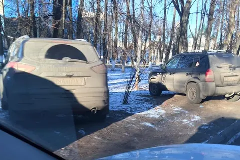 «Хоть колючую проволоку натяните!»: сквер на Чайковского превращается в стоянку