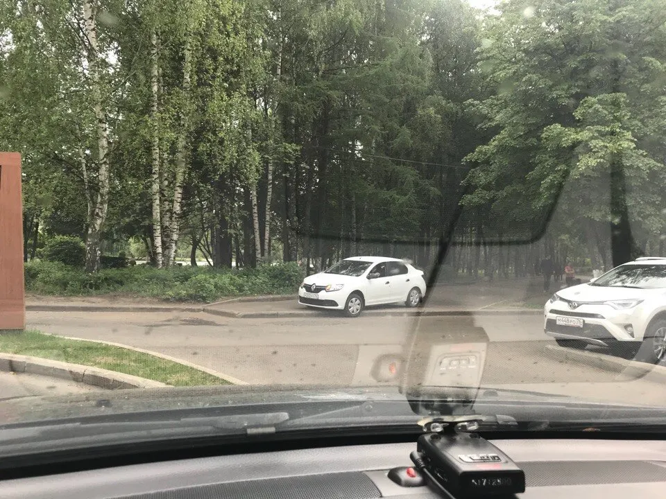 В Ярославле водитель иномарки прокатился по пешеходной дорожке парка