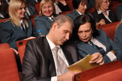 Сергей Ястребов поздравил работников налоговых органов с 25-летием ведомства и вручил им награды