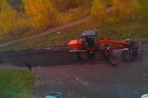В Ярославле ямы в асфальте заделывают досками. С фото