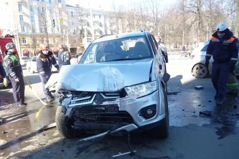 В центре Ярославля внедорожник перевернулся от столкновения с «Ладой»
