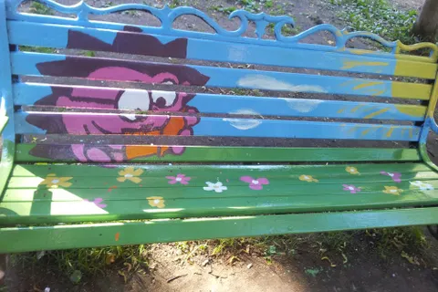 В Ярославле разрисовывают лавочки