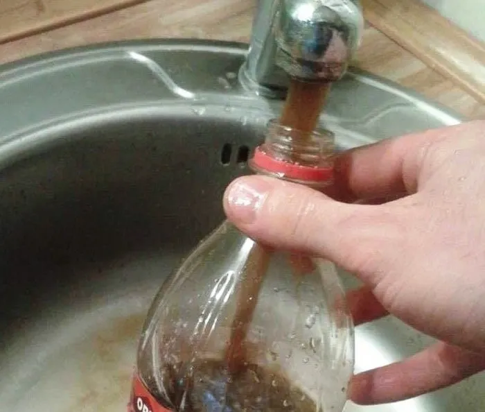 В квартиры жителей Ростова снова течет «цветная» вода