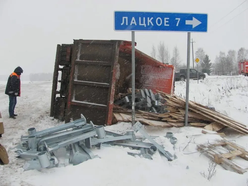 В Ярославской области перевернулся КАМАЗ