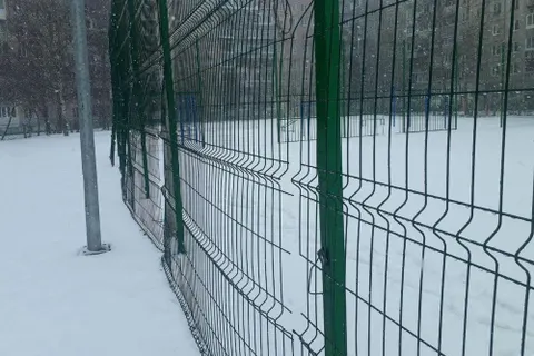 В Ярославле разваливаются спортплощадки у школ