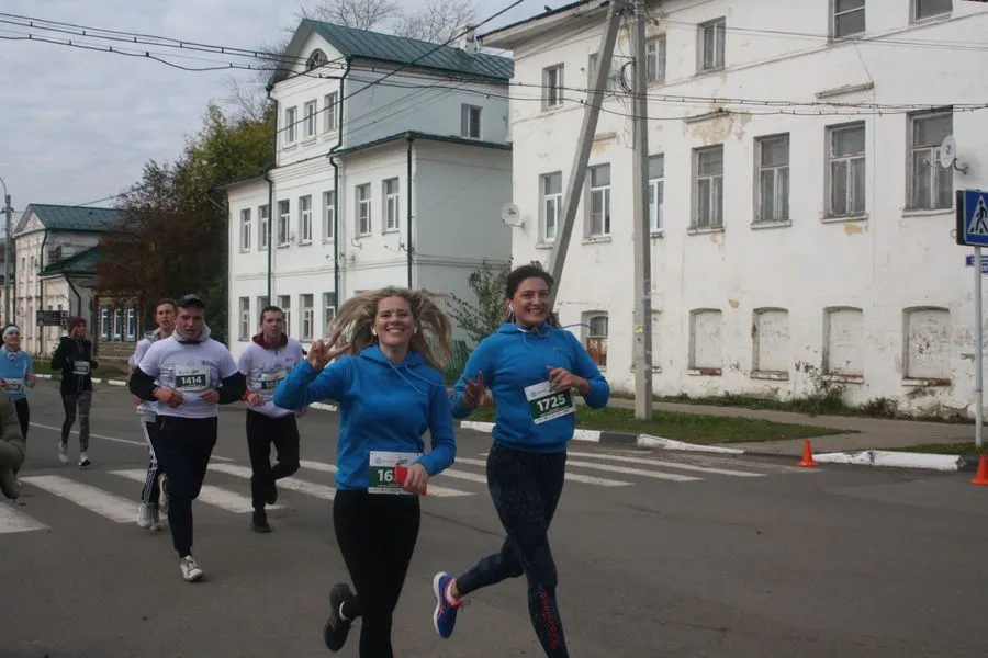 Сотрудники ПАО «ТНС энерго Ярославль» преодолели дистанции полумарафона «Ростов Великий»