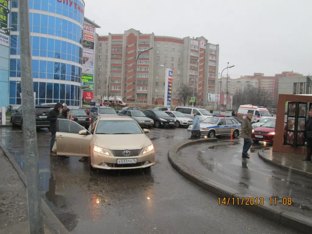 В Ярославской области под колесами автомобилей оказались три женщины