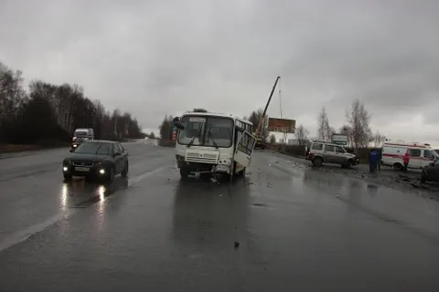 В Ярославле столкнулись пассажирский автобус и две машины