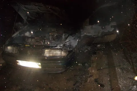 Ночью в Ярославле полыхал автомобиль