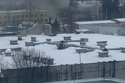 В Ярославле горит автотранспортное предприятие