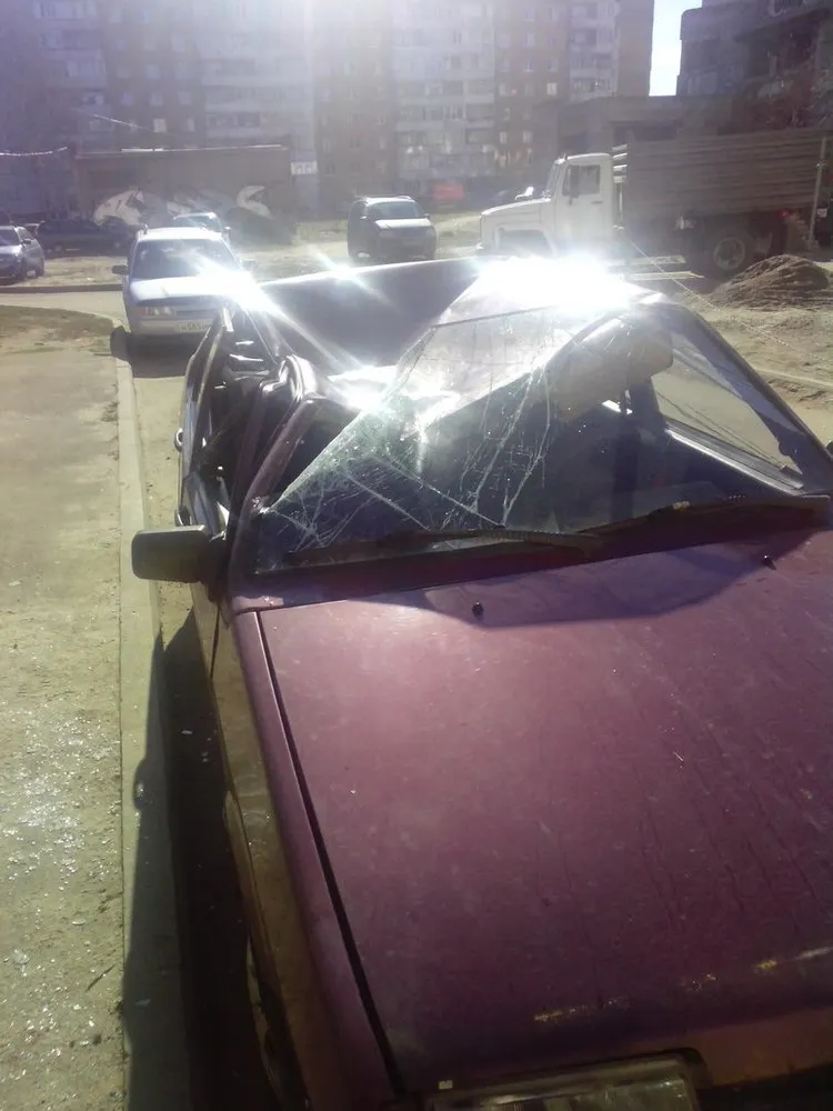 Ярославца при падении с девятого этажа спас автомобиль