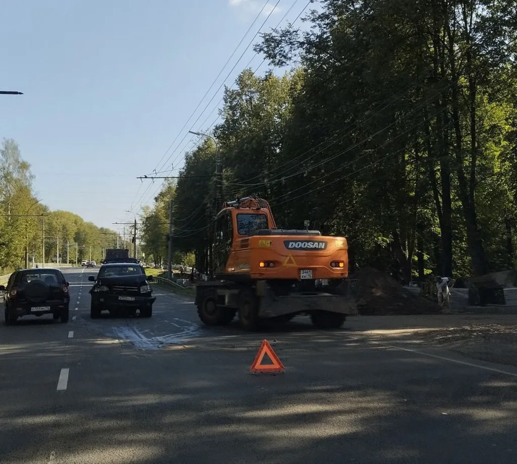 В Ярославле легковушка врезалась в экскаватор