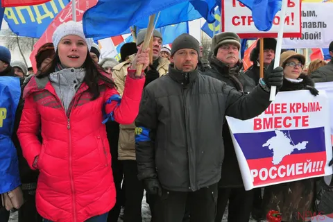 На митинге в поддержку Крыма ярославские партии меряются флагами. Фоторепортаж