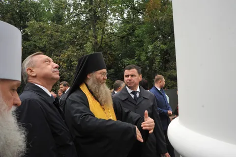 На храме Кирилло-Афанасьевского монастыря в Ярославле начали устанавливать купола
