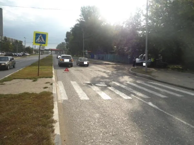 На пешеходном переходе в Ярославле иномарка сбила маму с ребенком