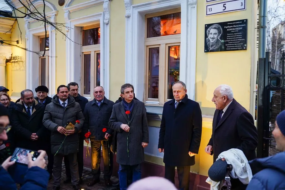 В Ярославле открыли мемориальную доску известному писателю и сатирику