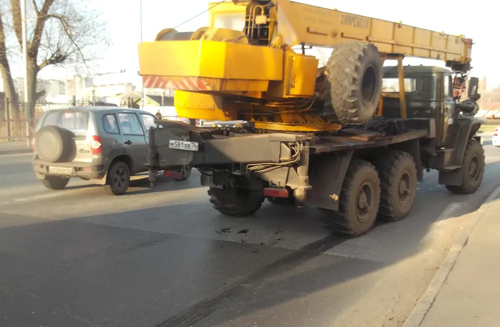 В Ярославской области автокран «Урал» наехал на пенсионерку