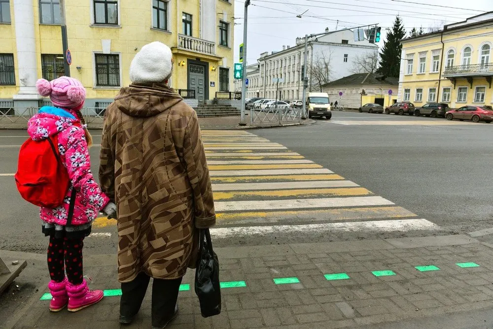 В Ярославле отремонтируют «зебры» с неработающей светодиодной  плиткой