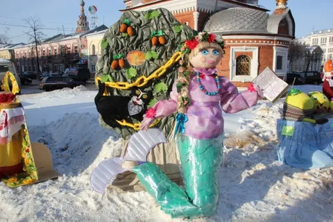 В центре Ярославля начали устанавливать масленичных кукол