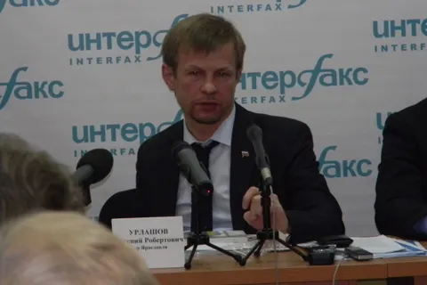 Мэр Ярославля Евгений Урлашов: «А в зоне ЮНЕСКО мы обязательно сделаем передвижные торговые конструкции, на колесиках там, такие красивые передвижные ларьки»