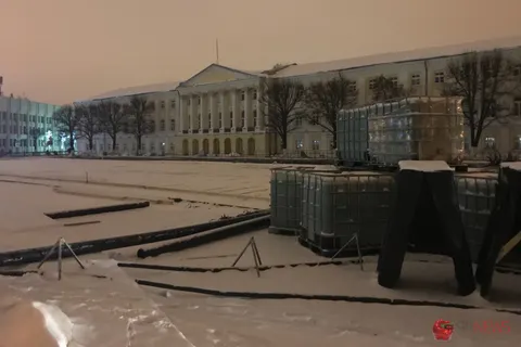 На Советской площади начали монтировать каток
