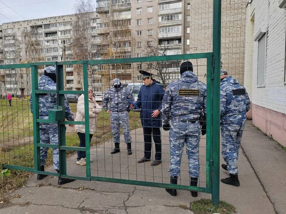 Жителей Заволги заставили демонтировать самовольный забор у дома