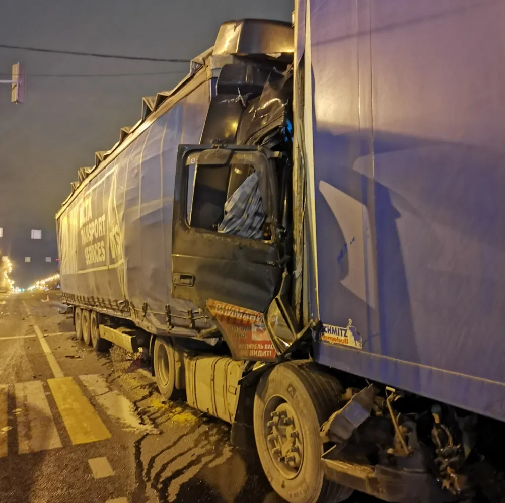 Под Ярославлем столкнулись две фуры: один водитель погиб