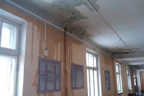 Школа в Ярославле: дети учатся на развалинах?