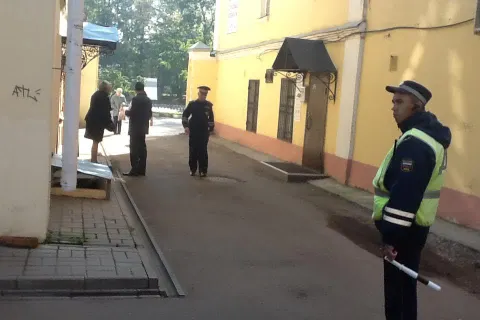 Мэра Ярославля доставят в здание Кировского суда через специальный вход