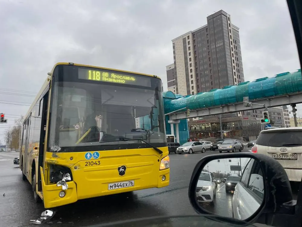 В Ярославле жёлтый автобус частично заблокировал Московский проспект