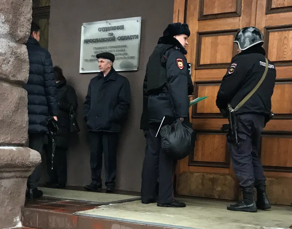 Полицейские в касках у офиса Центробанка в Ярославле: что произошло