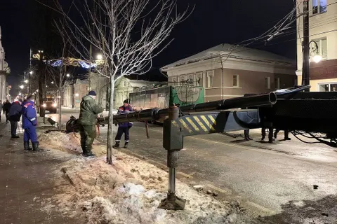В Рыбинске опора освещения упала на машину