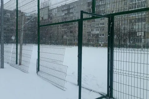 В Ярославле разваливаются спортплощадки у школ