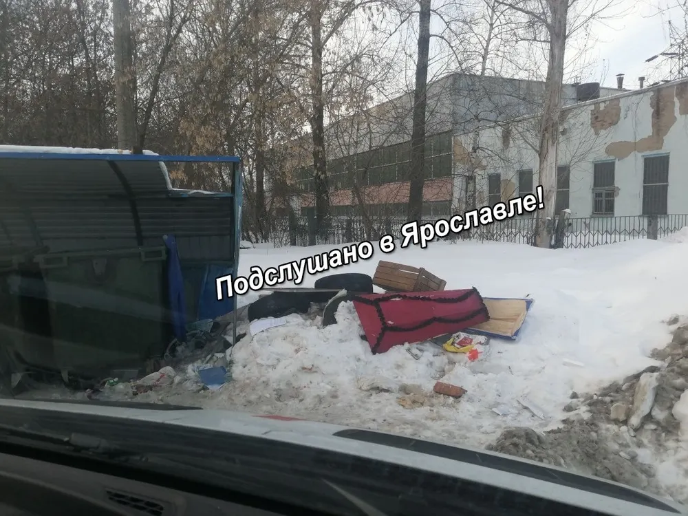 В центре Ярославля убрали выброшенные на помойку крышки от гробов