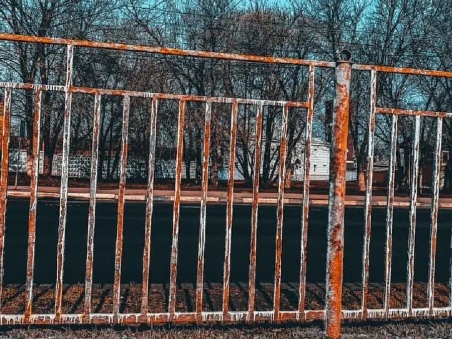 В Ярославле продолжат красить заборы «давальческим сырьем»