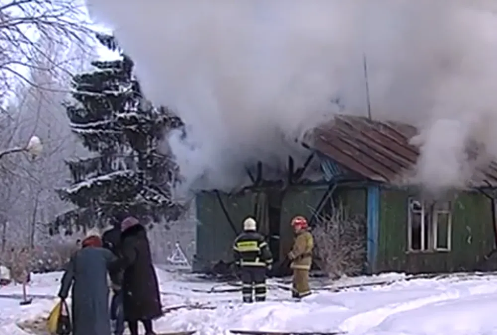 Жильцы-призраки: почему сгоревший в Красном холме дом назвали бесхозным