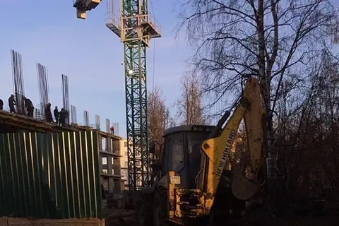«Кран кружит над детьми»: ярославцы жалуются на строителей элитной высотки