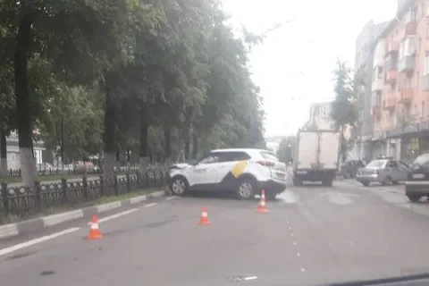 «Водитель уснул за рулем»: ярославцу предложили судиться с такси
